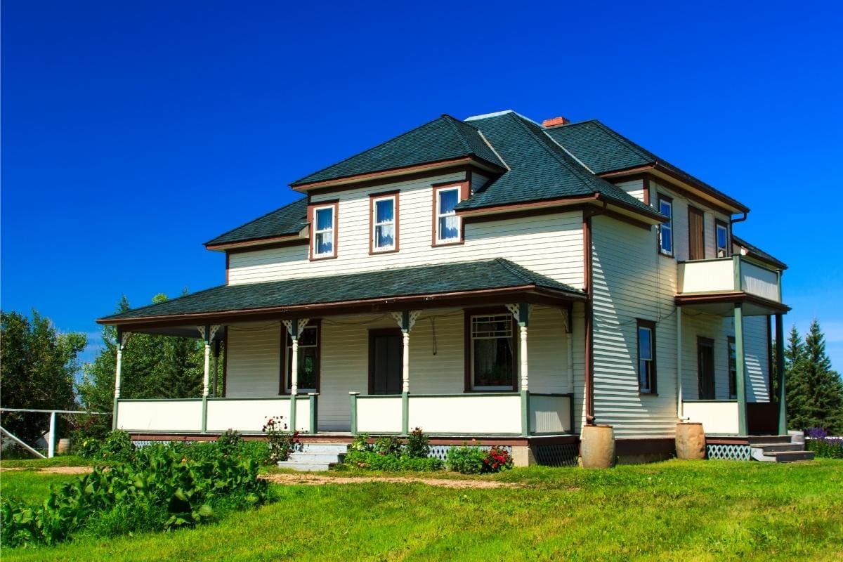 3 Dangerous Problems You May Encounter When You Buy an Older Home