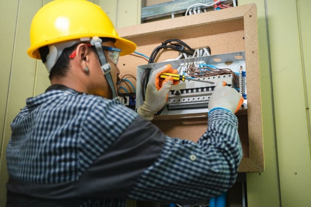 Electrician Fix Panel